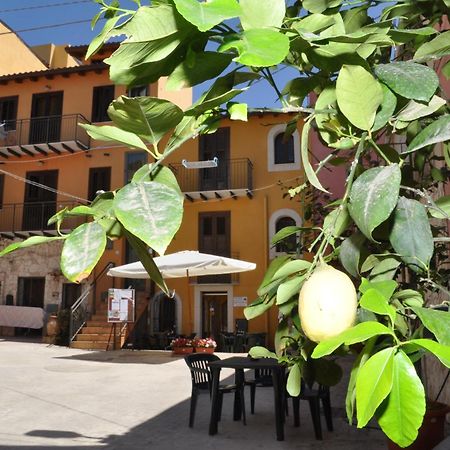 Case Albergo Al Cortiletto Ликата Екстериор снимка